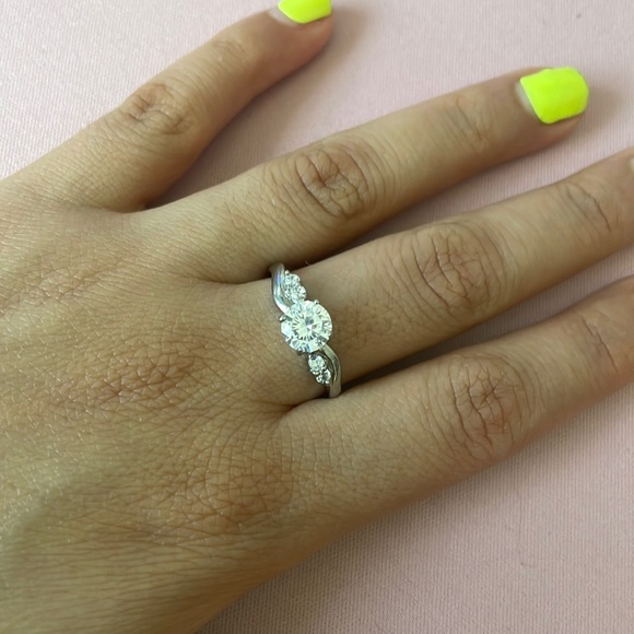 Promise Silver Ring with 4 small white crystal and 1 big crystal sz 8.5 - Picture 3 of 5